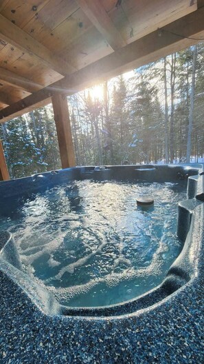 Outdoor spa tub - Nordik Nara, Pet-Friendly (Notre-Dame-de-la-Merci)