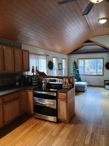 Beautiful cabin like home in Cedar Point area of Williams Bay, Wi