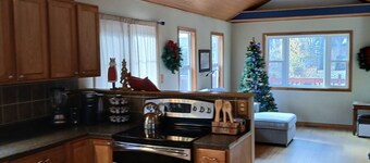 Beautiful cabin like home in Cedar Point area of Williams Bay, Wi