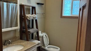 Haartrockner, Handtücher, Seife, Toilettenpapier