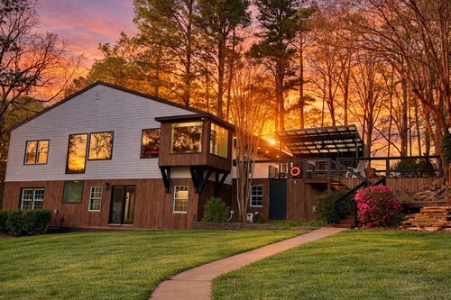 8 bdrm covered dock, bar and kitchen on the water! hot tub, firepit, sleeps 26,