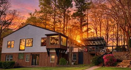8 bdrm covered dock, bar and kitchen on the water! hot tub, firepit, sleeps 26,