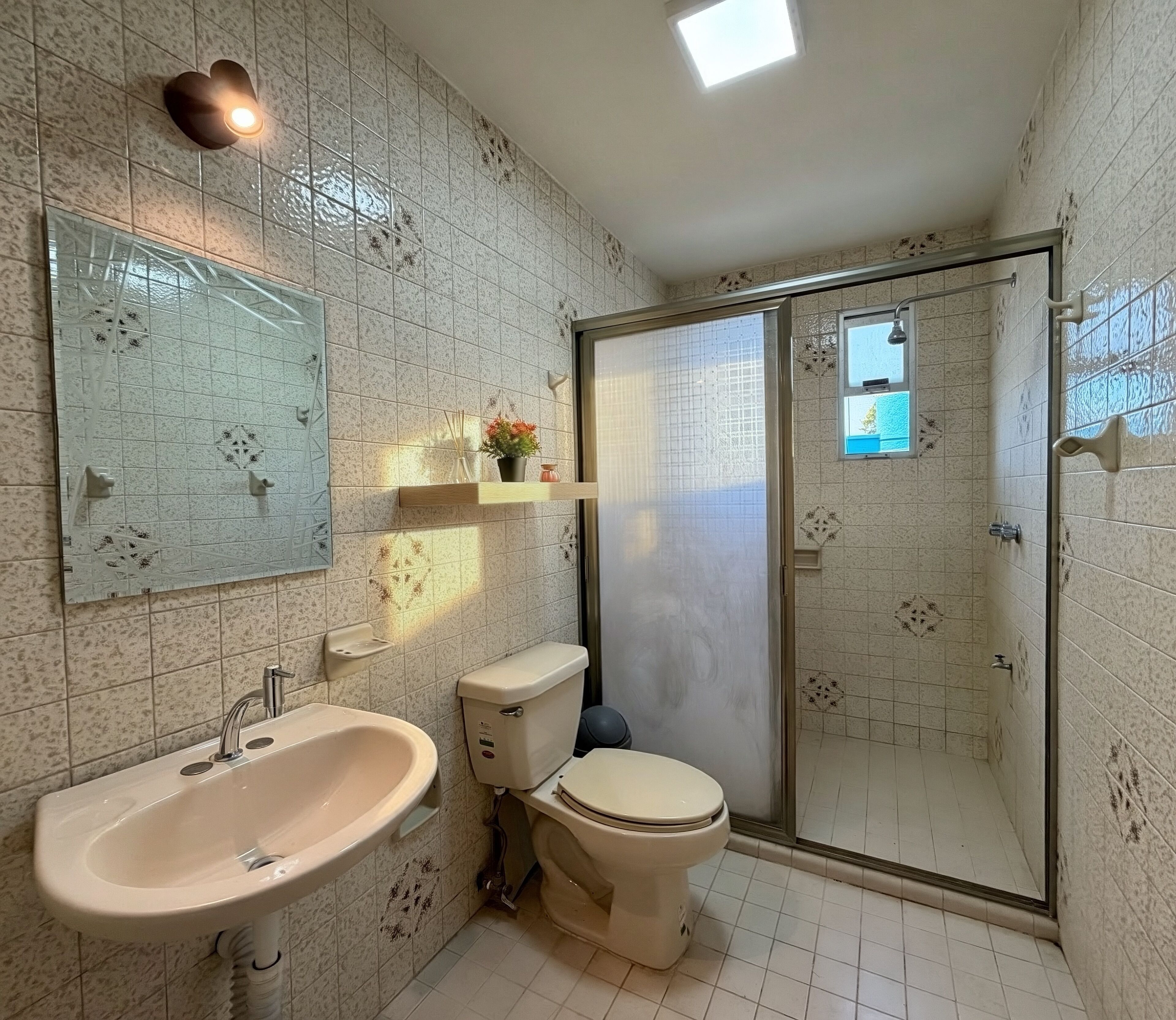Sèche-cheveux, serviettes fournies, savon, papier toilette