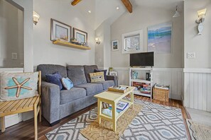TV - Spacious Group Getaway w/ Main House + Private Studio, Sleeps 10, Ideal for Families (Rockaway Beach)