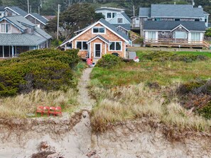 Exterior - Spacious Group Getaway w/ Main House + Private Studio, Sleeps 10, Ideal for Families (Rockaway Beach)
