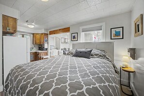 WiFi, bed sheets - Dog-Friendly Oceanview Studio w/ Deck – Perfect Couples Retreat (Rockaway Beach)