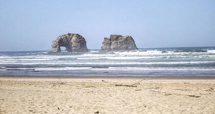 Dog-Friendly Oceanview Studio w/ Deck – Perfect Couples Retreat