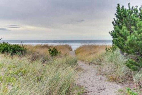 Dog-Friendly Oceanview Studio w/ Deck – Perfect Couples Retreat