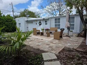 Outdoor dining - Cozy Private Cottage Close To Downtown and Beaches (West Palm Beach)