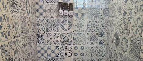 Séchoir à cheveux, serviettes fournies, savon, papier de toilette