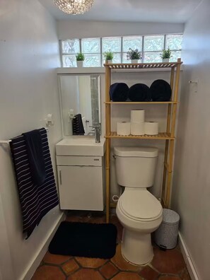 Hair dryer, towels, soap, toilet paper - Cozy Private Cottage Close To Downtown and Beaches (West Palm Beach)