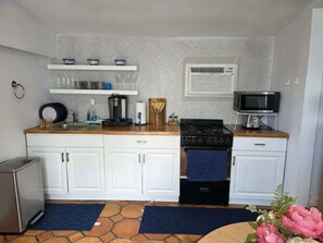 Private kitchen - Cozy Private Cottage Close To Downtown and Beaches (West Palm Beach)