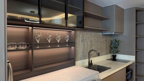 Refrigerador, microondas, tostadora y utensilios de cocina 