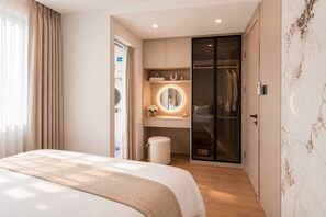 1 dormitori, caixa forta a l'habitació i escriptori 