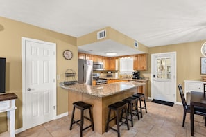 Fridge, microwave, oven, stovetop - Tres Flamingos 2 Bdrm 1.5 Bath Townhouse 5 Min Walk Beachfront Pool (Panama City Beach)