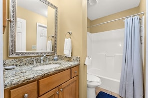 Shower, hair dryer, towels - Tres Flamingos 2 Bdrm 1.5 Bath Townhouse 5 Min Walk Beachfront Pool (Panama City Beach)