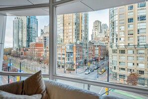 Interior - Fantastic 1 bed and den in Yaletown across from the world famous Seawall! (Vancouver)