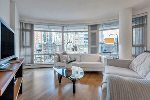 Smart TV - Fantastic 1 bed and den in Yaletown across from the world famous Seawall! (Vancouver)