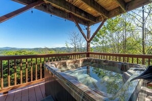 Outdoor spa tub - Lost But Found - Beautiful Mountain Home (Franklin)