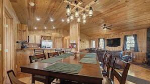 Un interior de madera con comedor, cocina y sala de estar.