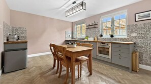 Kühlschrank, Mikrowelle, Ofen, Geschirrspüler