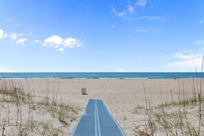 Beach nearby - Golden Hour Getaway | Sleeps 12 | Pool + Beach (Atlantic Beach)