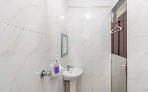 Bathroom - Cozy 1-bedroom apartment in beautiful Mombasa with a coolfresh air (Mombasa)