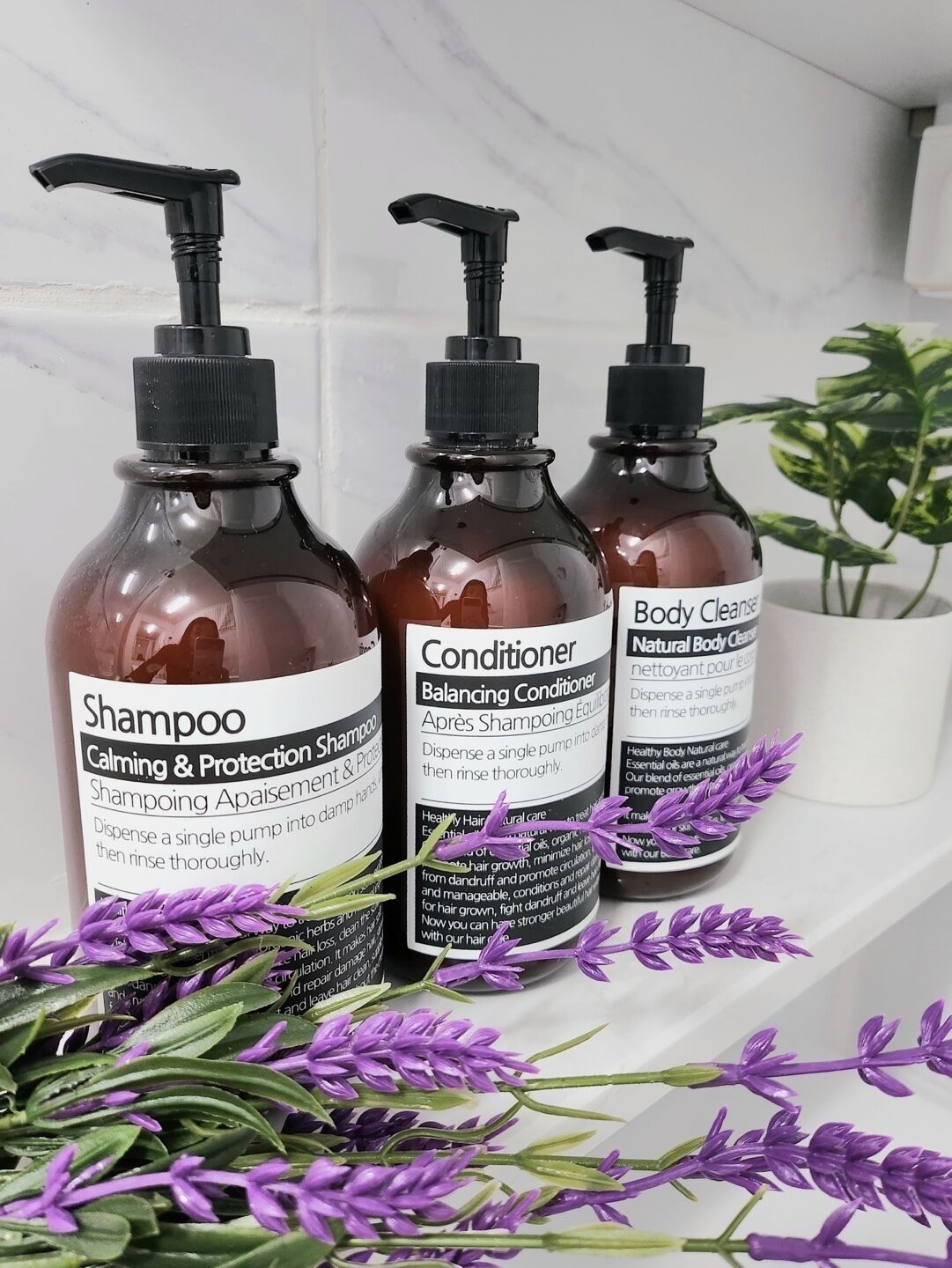 ヘアドライヤー、タオル、石鹸、トイレットペーパー