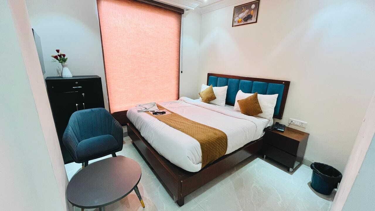 Ein Schlafzimmer mit Bett, Nachttisch, Stuhl und einem kleinen runden Tisch.