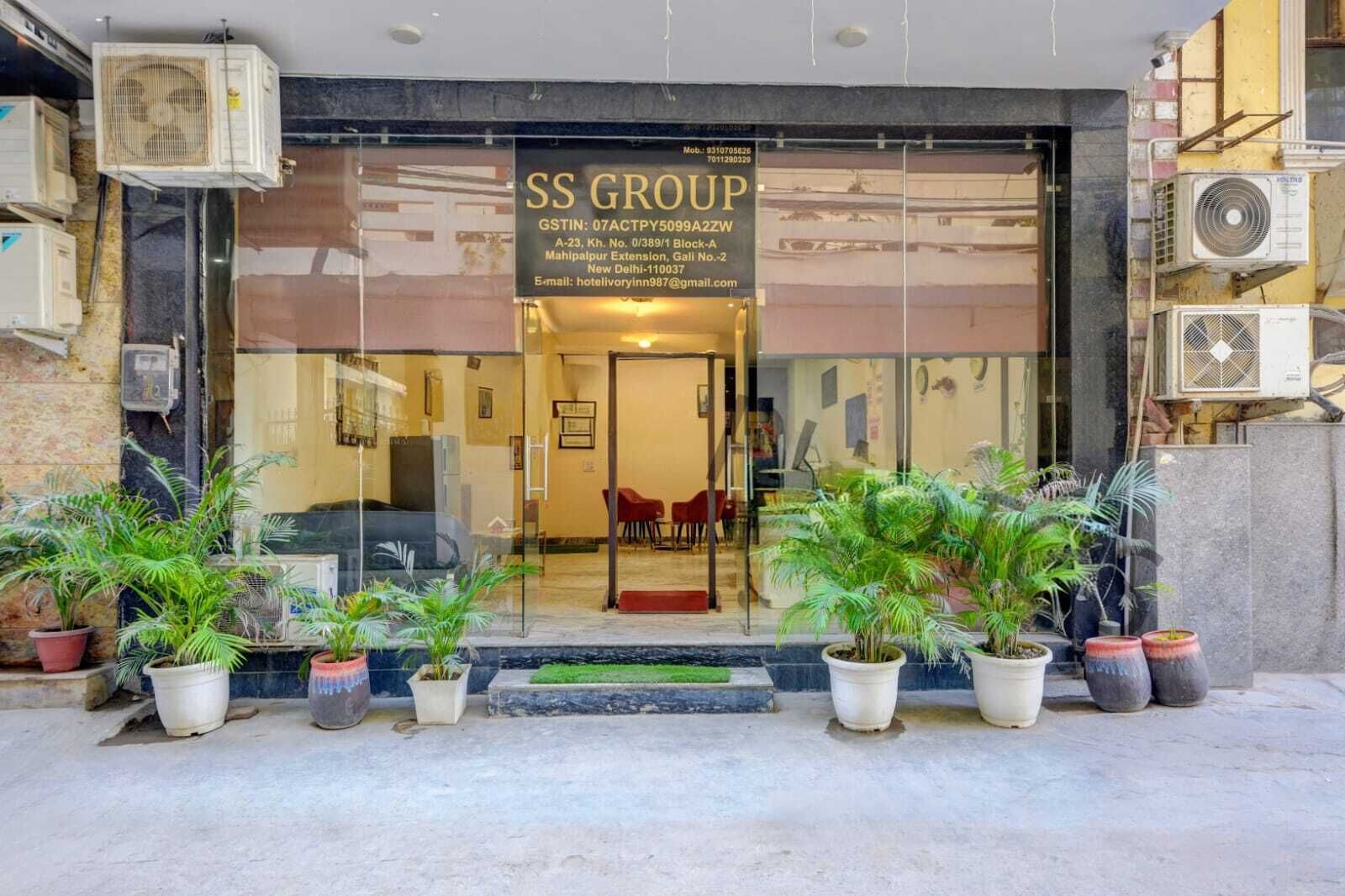 Quarto casal clássico, vista para a cidade | Detalhe da fachada