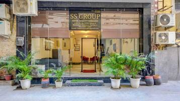 Quarto casal clássico, vista para a cidade | Detalhe da fachada