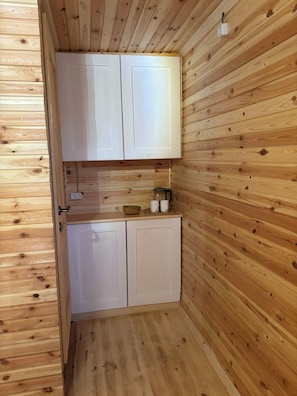 Familieværelse med dobbeltseng eller 2 enkeltsenge - balkon - udsigt til have | Interiør