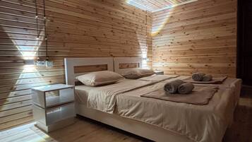 Habitación familiar con 1 cama doble o 2 individuales, balcón, vistas al jardín