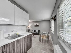 Habitación Confort | Cocina privada | Refrigerador, microondas, horno y parrilla de estufa