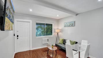 Comfort Room | Living area