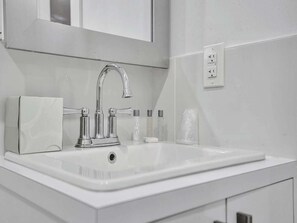 Comfort Studio | Bathroom - 906 North Riverside Dr (Lake Worth Beach)