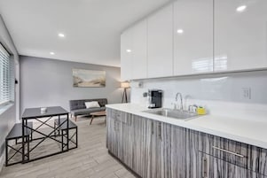 Quarto conforto | Cozinha privada | Geladeira, micro-ondas, fogão, cooktop