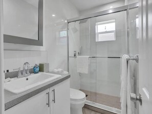 Comfort Στούντιο | Μπάνιο | Ντουζιέρα, πετσέτες, Σαπούνι, Σαμπουάν
