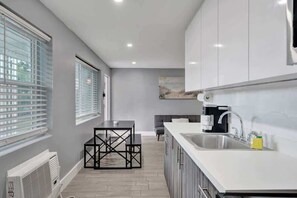 Habitación Confort | Cocina privada | Frigorífico, microondas, horno y placa de cocina