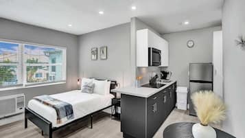 Comfort Studio | Desk, laptop workspace, iron/ironing board, free WiFi