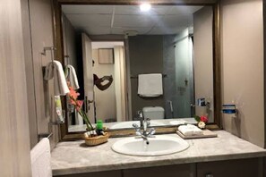 Deluxe Double Room | Bathroom - Sky Rooms Hotel (Karachi)