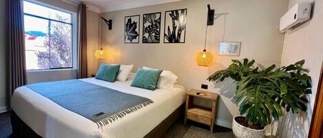 スーペリア ダブルルーム キングベッド 1 台 コートヤードビュー