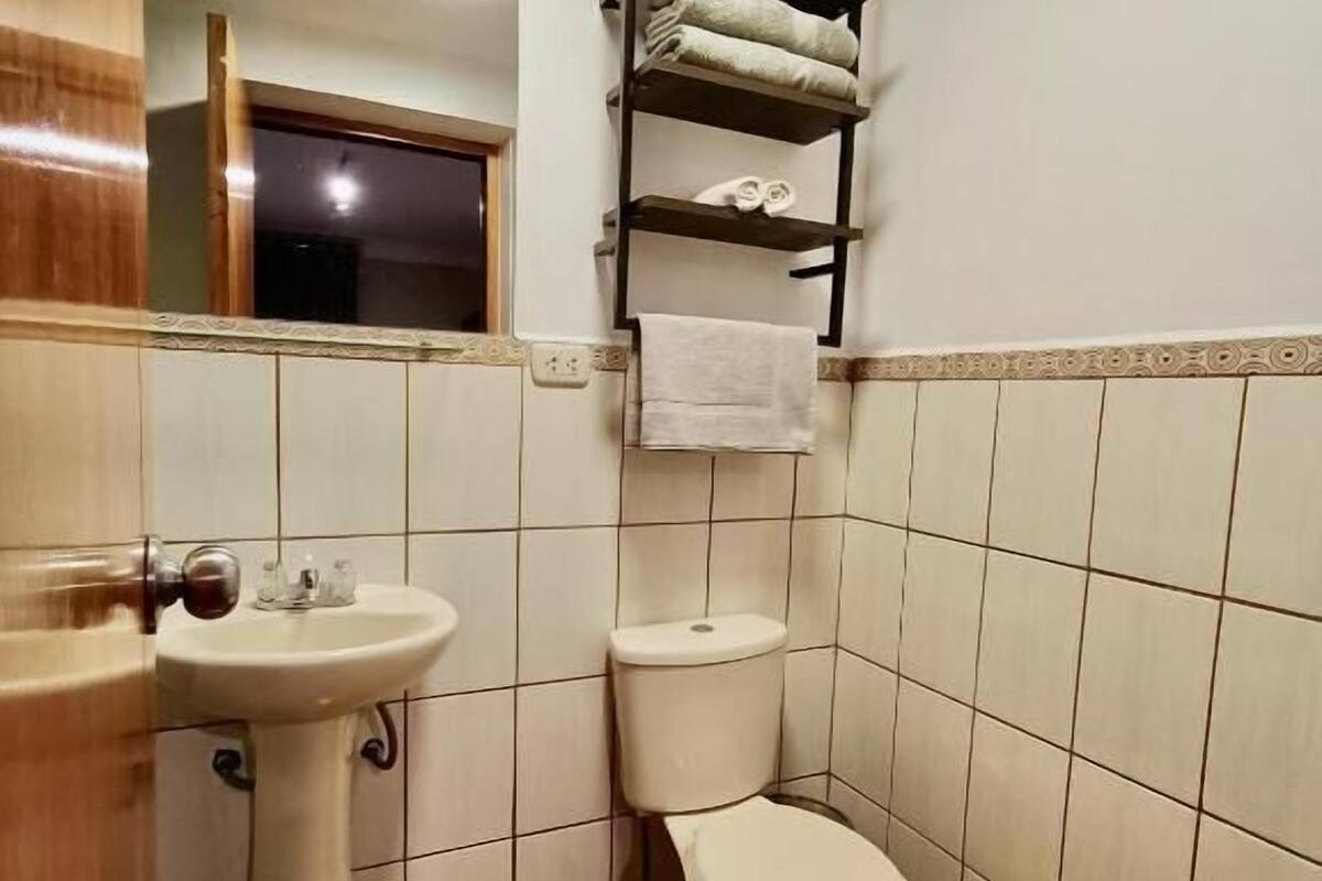 Standard Twin Room, Courtyard View | Bathroom