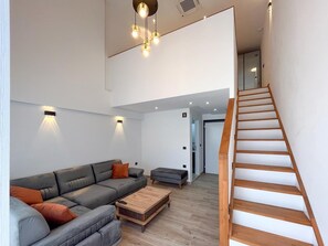 Classic Apartment, Ocean View | Living area