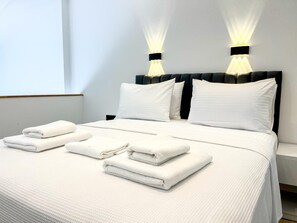 Căn hộ phong cách cổ điển, quang cảnh biển | Két bảo mật tại phòng, màn/rèm cản sáng 