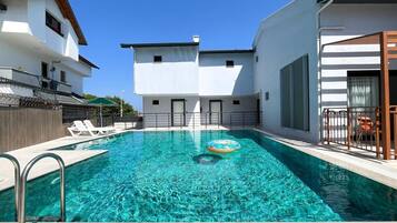 Căn hộ phong cách cổ điển, quang cảnh biển | Hồ bơi