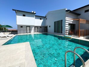 Classic Apartment, Ocean View | Pool