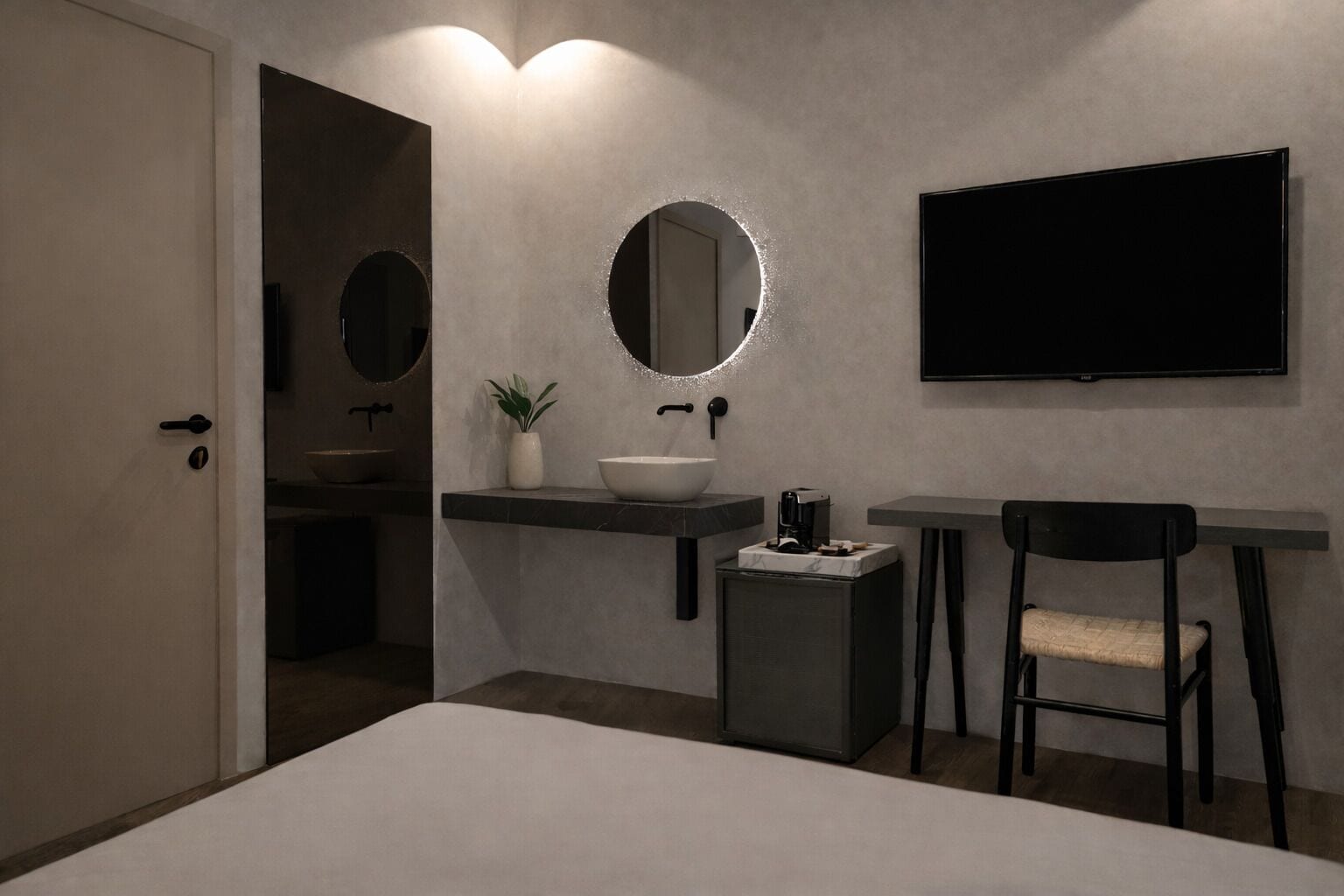 Habitación doble de lujo, balcón, vista a la ciudad | Caja de seguridad en la habitación, cortinas blackout y insonorización 