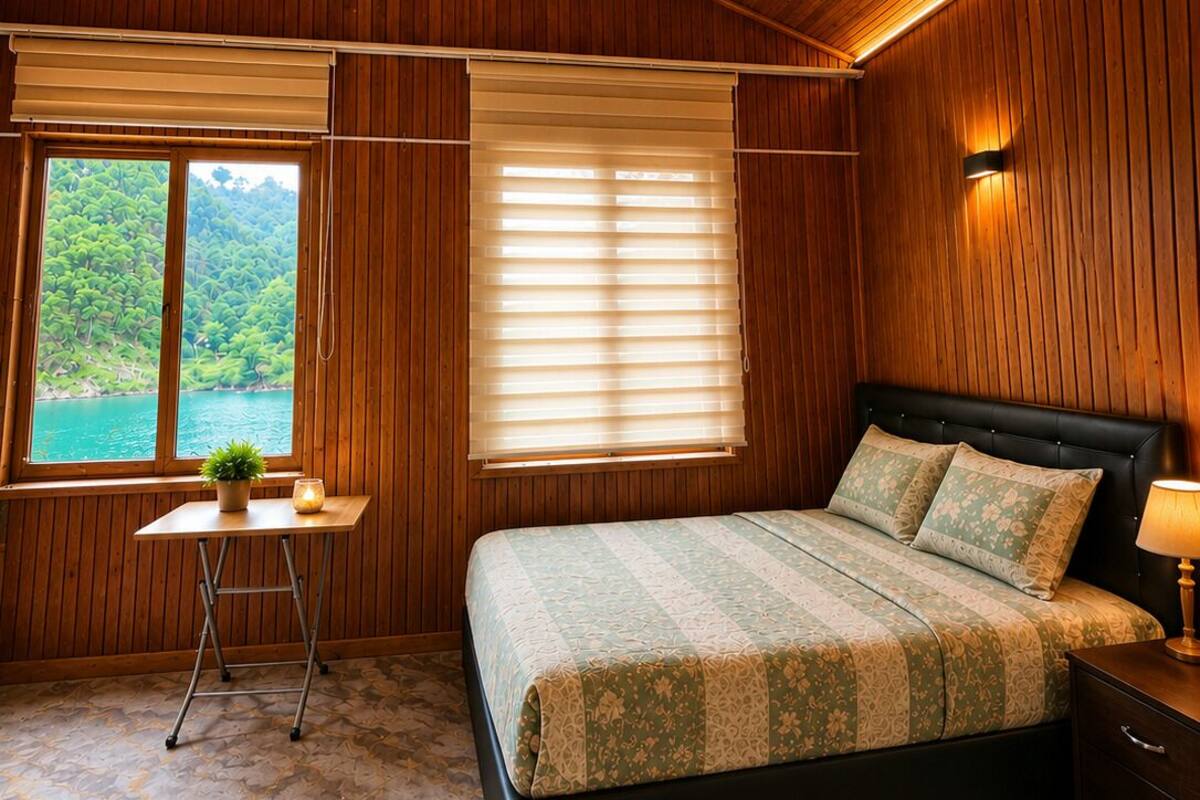 Un dormitorio con techo de madera, una cama con ropa de cama estampada, una mesita de noche, una lámpara, una pequeña mesa con una planta y una ventana con persianas.