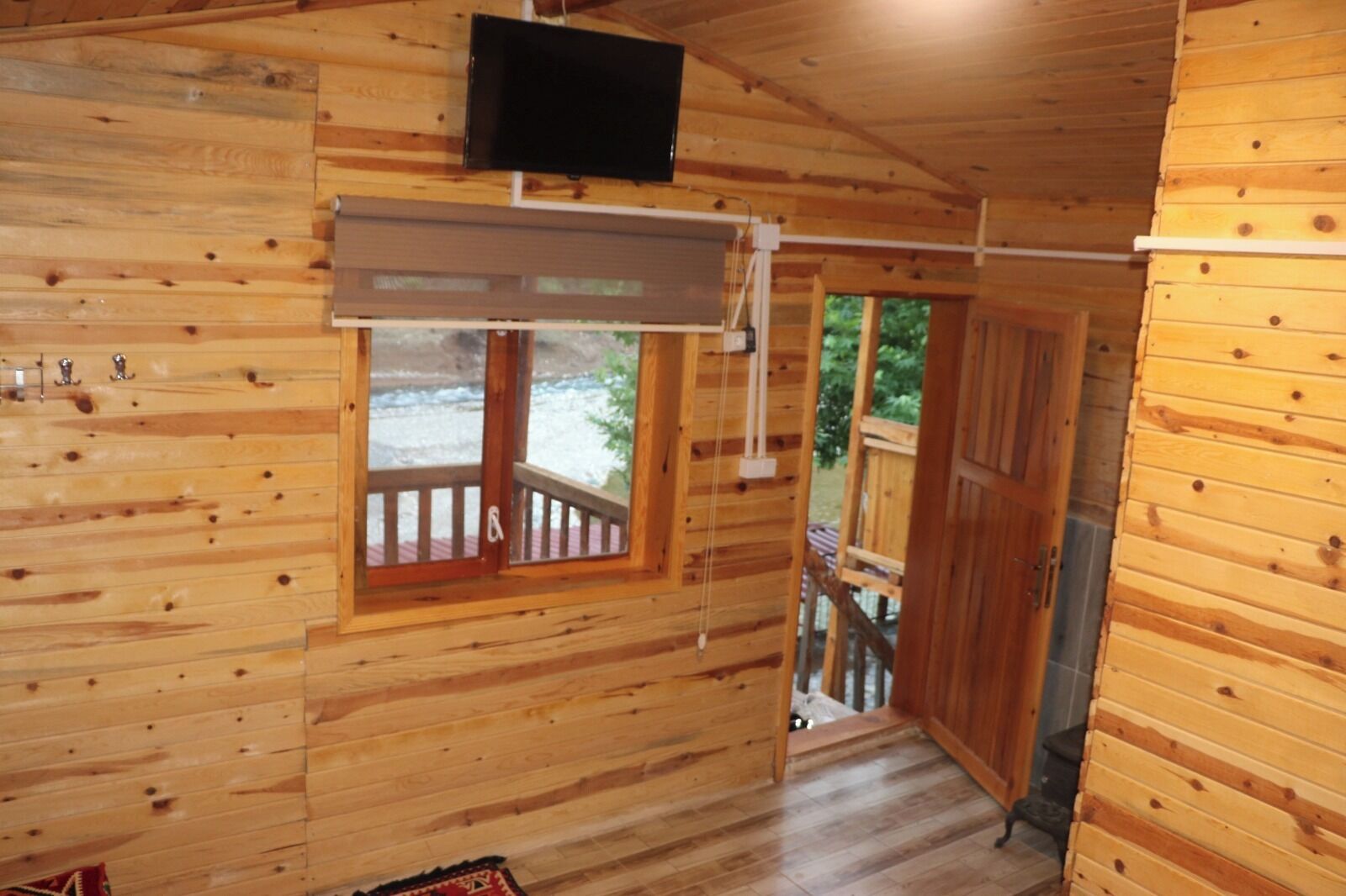 Deluxe-bungalow, jokinäköala | Sisätilat